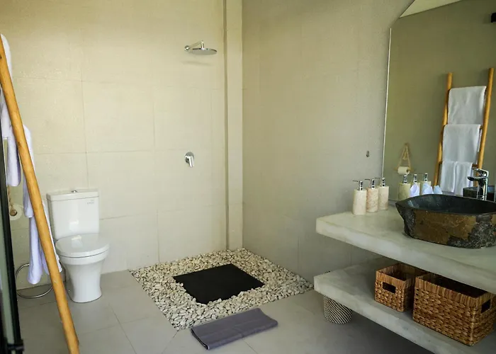 Villa New! Giant Pool - Private 4br - Staff - Canggu